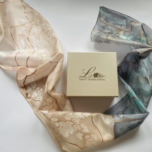 Svilena ešarpa ~ Softness and Shadows ~